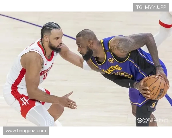 湖人雷霆赛场冲突引发激烈打斗球迷反应热烈