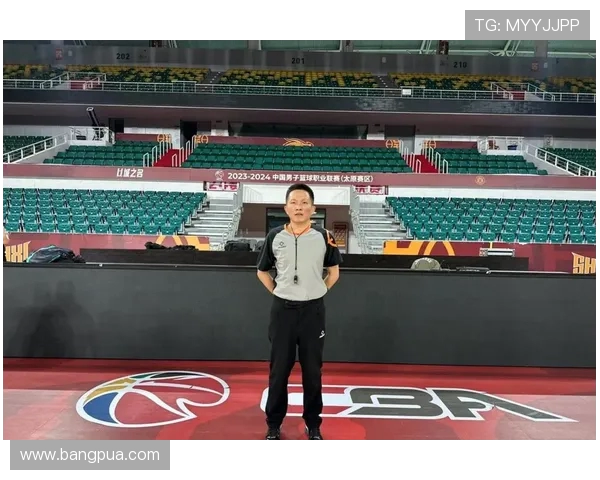 福建与北京季后赛争议不断球迷怒斥裁判判罚不公引发热议